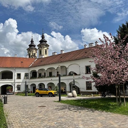 Forst-Haz Apartman Eger Exteriör bild