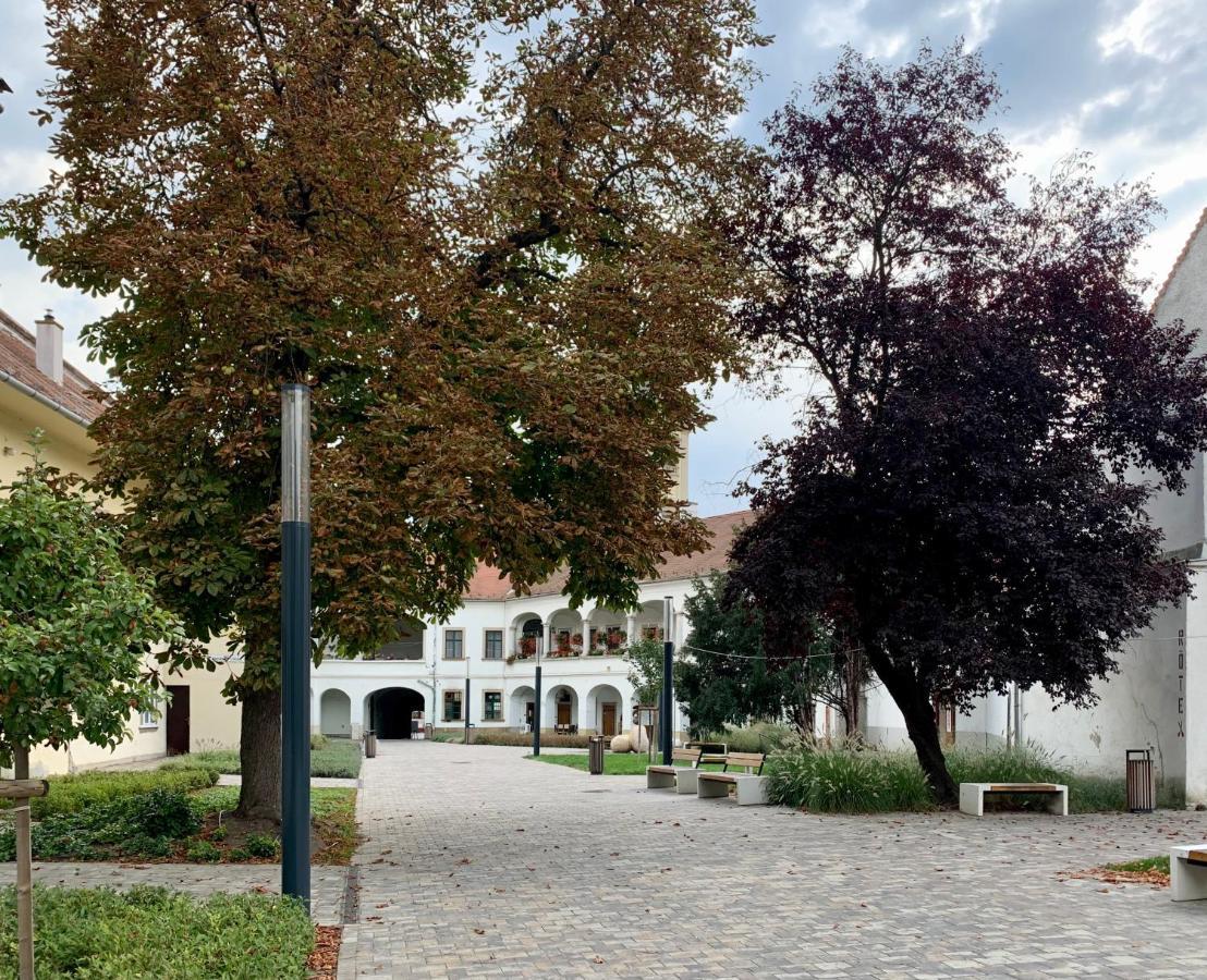 Forst-Haz Apartman Eger Exteriör bild
