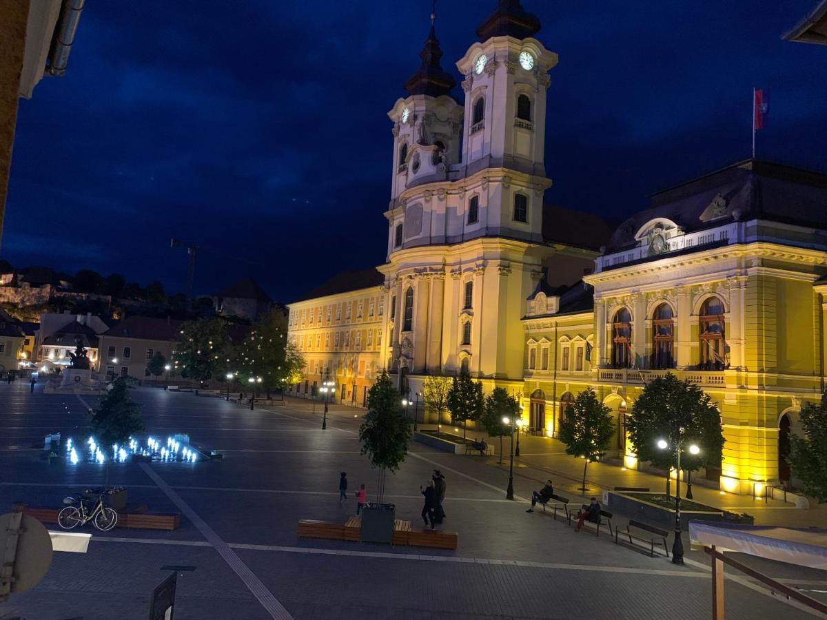 Forst-Haz Apartman Eger Exteriör bild